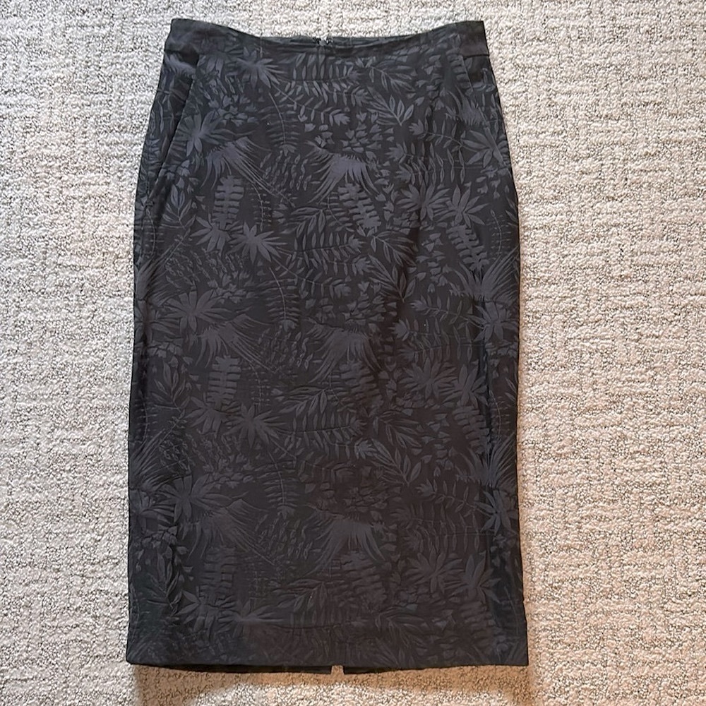 Gorgeous Pencil Skirt, front pockets Carine Roitfeld with Uniqlo black size 2